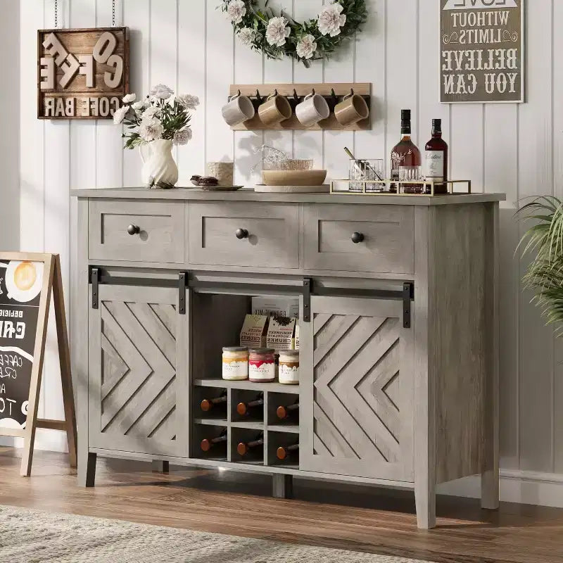 Buffet de ferme avec porte coulissante de style grange et tiroir, étagère réglable et porte-bouteilles amovible