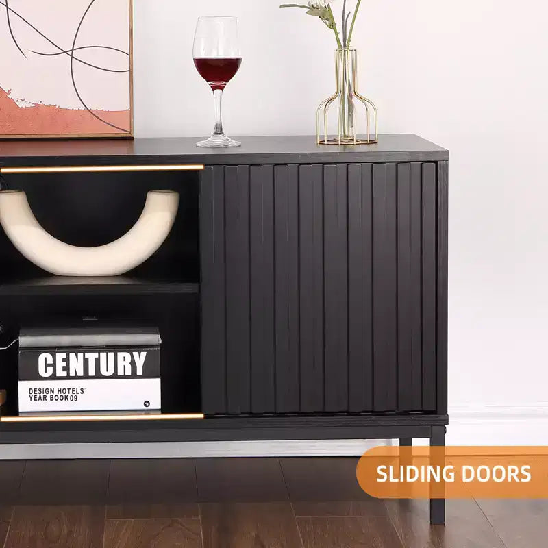 Meuble TV Mid-Century Modern pour téléviseurs jusqu'à 65 pouces, meuble TV de centre de divertissement avec rangement et portes coulissantes pour salon ou chambre, noir