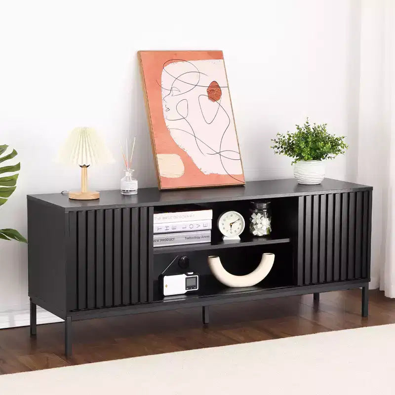 Meuble TV Mid-Century Modern pour téléviseurs jusqu'à 65 pouces, meuble TV de centre de divertissement avec rangement et portes coulissantes pour salon ou chambre, noir