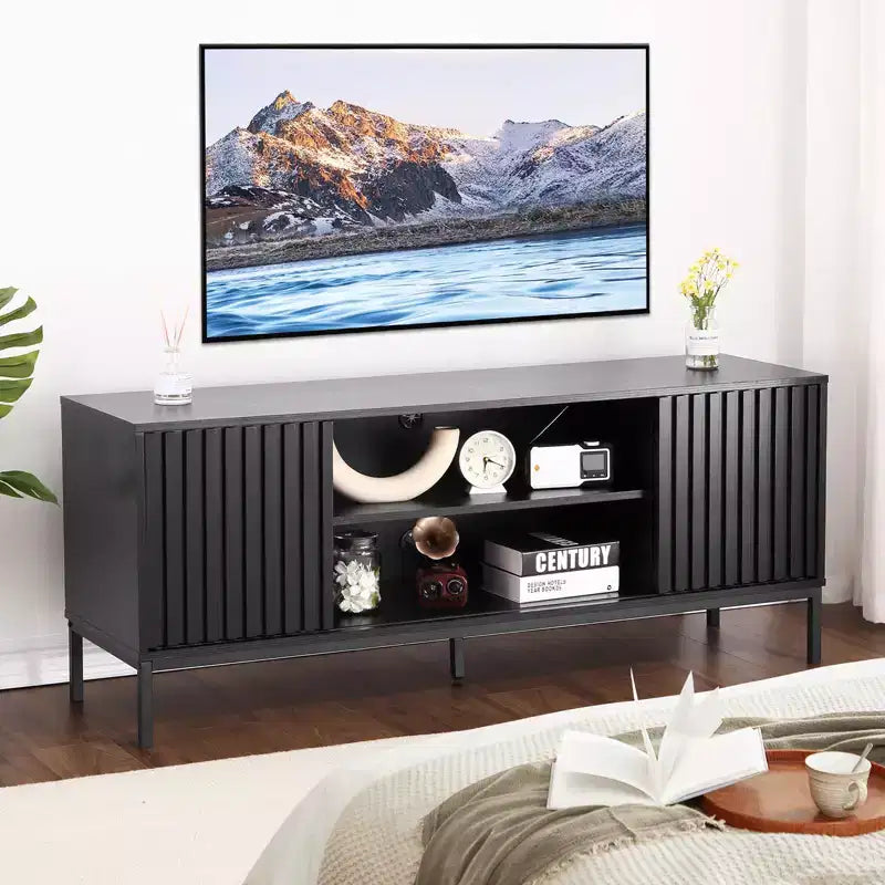 Meuble TV Mid-Century Modern pour téléviseurs jusqu'à 65 pouces, meuble TV de centre de divertissement avec rangement et portes coulissantes pour salon ou chambre, noir