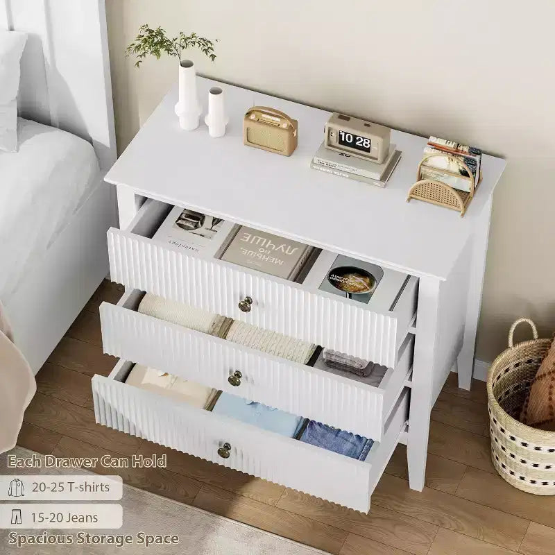 Commode 3 tiroirs cannelée – Meuble de rangement moderne en bois avec pieds en métal et kit anti-basculement, pour chambre/salon
